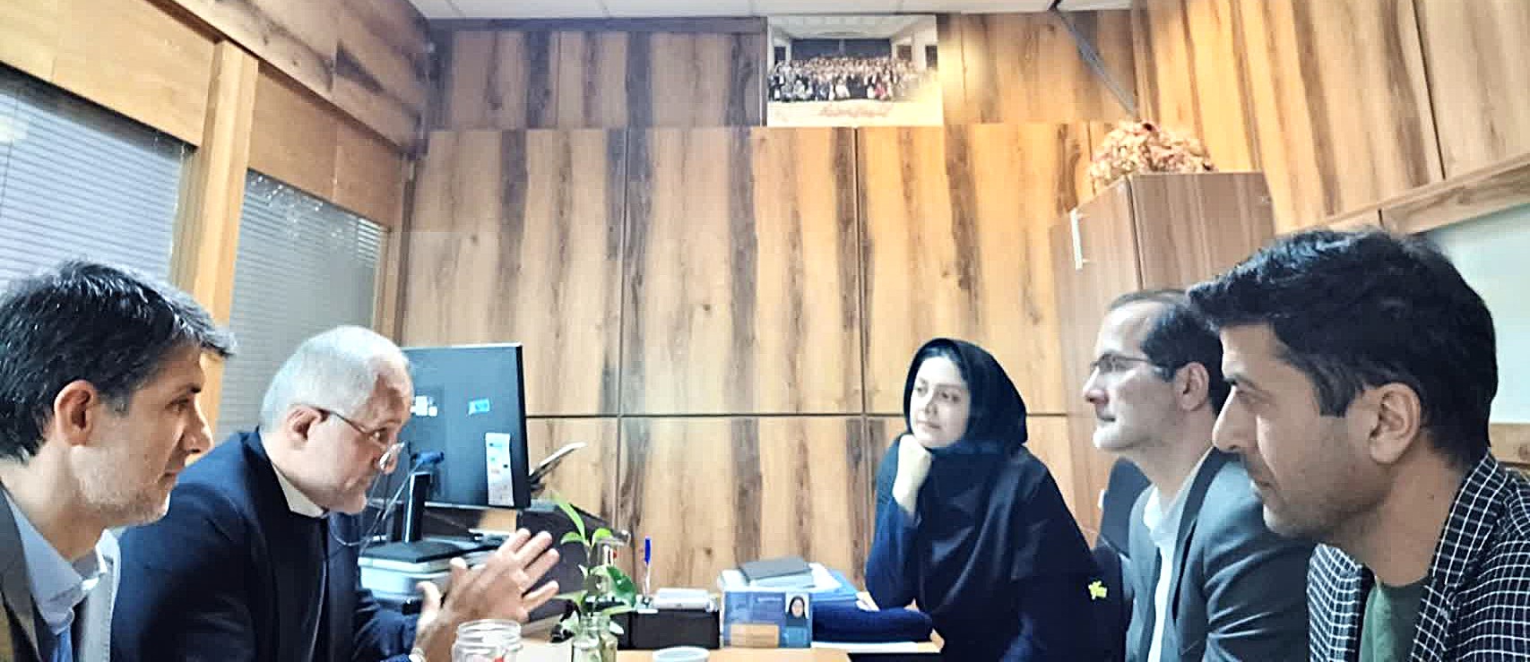 پیرو تفاهم نامه سه جانبه دانشگاه، صندوق رفاه دانشجویان و خیرین، نشستس به همین منظور بابت پرداخت سهم حمایتی صندوق به مبلغ دو میلیارد تومان در دفتر خانم دکتر صدیری مسئول سرمایه گذاری صندوق برگزار گردید